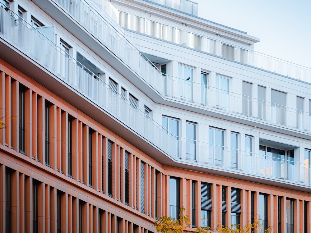 Modernes Mehrfamilienhaus mit Balkonen