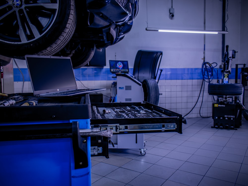 Kfz-Werkstatt mit Fahrzeug auf der Hebebühne